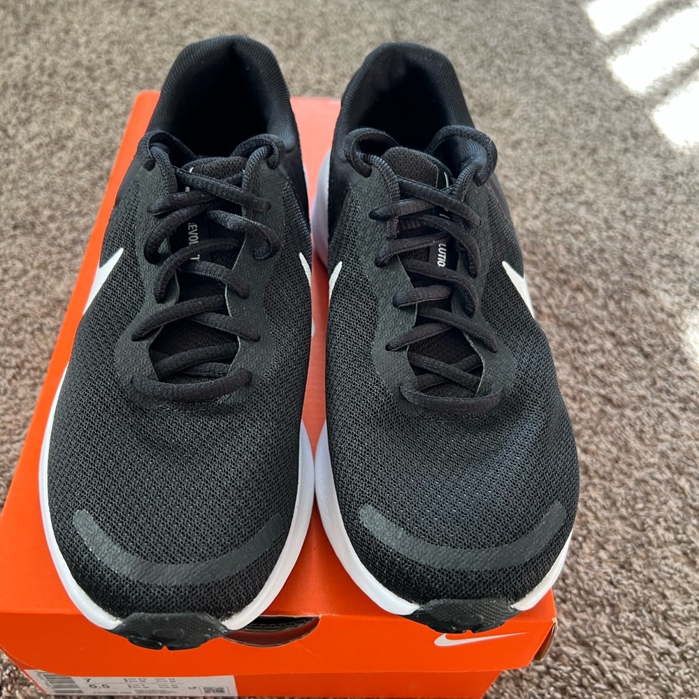 Nike Women’s Revolution 7 Black and White Athletic Shoes size 7